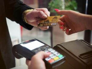 Cartão internacional sem IOF: mitos e realidades