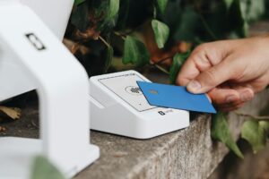 Cartões para famílias: contas adicionais com controle parental