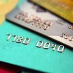 Anuidade do cartão: quando negociar isenção, pedir downgrade ou trocar de produto