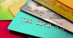 Anuidade do cartão: quando negociar isenção, pedir downgrade ou trocar de produto
