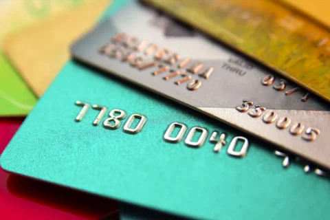 Anuidade do cartão: quando negociar isenção, pedir downgrade ou trocar de produto