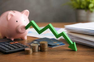 Queda da Selic: esperar ou renegociar suas dívidas agora?
