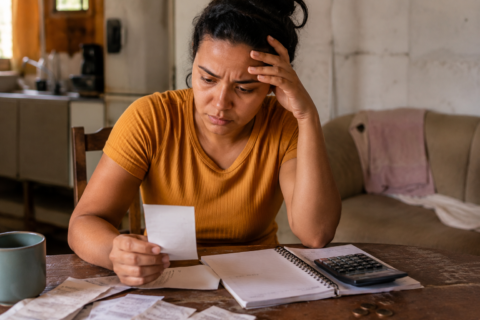 Por que quem ganha até 2 salários mínimos está mais negativado?